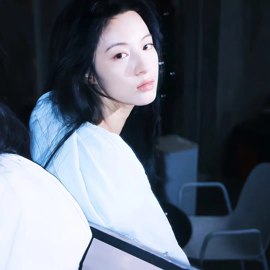 泳池里的男孩